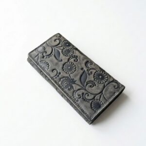 Damen Geldbörse aus grauem Echtleder mit floraler Prägung in Vintage-Optik.
